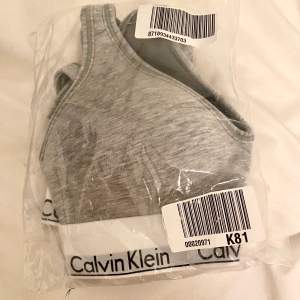 Säljer denna as sköna bh från Calvin Klein! Köpt på Zalando för 399kr💕 Den är aldrig använd då jag köpte alldeles för liten storlek och sedan hann jag inte lämna tillbaka den👌🏻