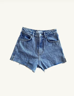 Jeansshorts  - Korta shorts  Snygg blå färg   80kr + frakt eller mötas i Uppsala 
