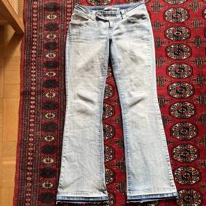 Ljusblå lågmidjade bootcut jeans från only. Har sprättat upp dem längst ner men går lätt att sy upp. Innerbenslängden är 83 cm och midjemåttet är ca 42. 