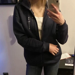 Sailracing hoodie - Zip hoodie från sailracing. Fint skick används inte desvärre.