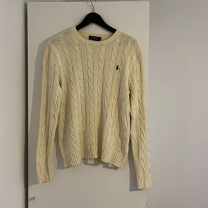 Polo stickad tröja  - Polo stickad tröja Storlek: S Skick: använd men det syns inte samt inga andra fel 