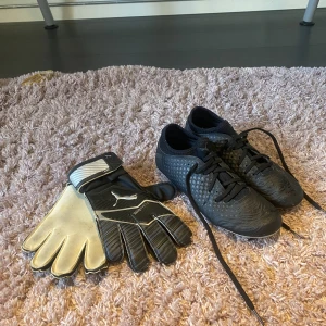 Fotbollsskor och fotbolls handskar  - Puma fotbollsskor och handskar, det går även att köpa de separat där priset ligger på 50kr för handskarna och 200kr för skorna , vill man ha båda blir det 250kr. Storlek 38 i skorna 