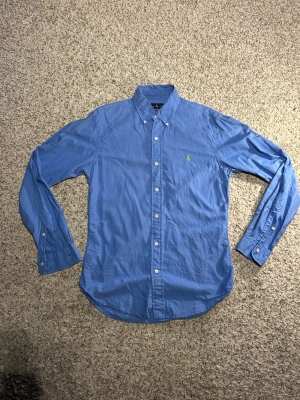 Ralph Lauren Skjorta - En himmels blå Ralph Lauren skjorta med lime grön detalj. Annvänd 2-3 gånger och är nytvättad. 