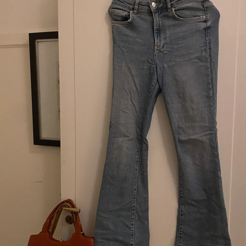Bootcut modell från ginas ”Perfect jeans” serie. Storlek 38, bra stretch. Något slitna i ändarna på benen. . Jeans & Byxor.