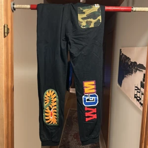 Bape mjukisbyxor - Står att det är M men skulle säga att det är närmare S