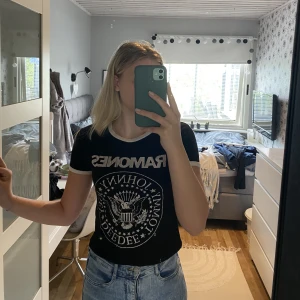 Ramones t-shirt - T-shirt med Ramones tryck från Pull&Bear i small. Trycket har ”slitna detaljer” vilket förstärker punk känslan 