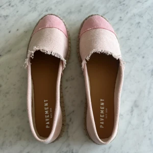 Pavement Espadrillos - Säljer mina splittnya Pavement - Espadrillos pga försmå..:( Aldrig använda, enbart provat dom💫 Strl 38, skulle säga att dom känns som 38 men dom är ganska ”smala” så dom kräver att man inte har allt för breda fötter. Nypris: 799kr🌸