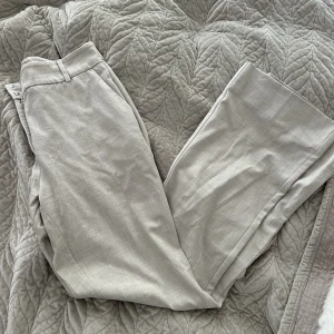 Beige kostymbyxa  - Säljer utsvängd kostymbyxa storlek 27 från Fiveunits.   Passar mig med storlek 36/38 och längd 173. Ordinariepris: 1199:- Färg: beige   