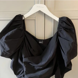 Gina topp - Fin långärmad topp ifrån Gina, köpt av en annan tjej på Plick men då den var lite stor säljer jag den vidare. Storlek 36! Knappt använd av tidigare ägare och endast testad av mig. Bilderna lånade.