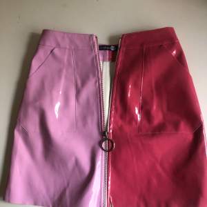 Ljus och mörk rosa läder kjol med blixtlås 😍 Priset är nedsatt pga liten skada se bild 3:)