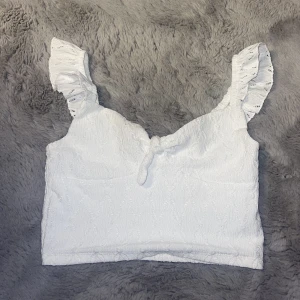 Linne med volanger - Linne från newyorker i storlek xxs som är i fint skick, säljes då det tyvärr är för litet…