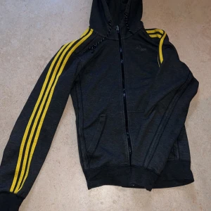 Adidas luvtröja  - Det finns några defekter, om mer bildr skriv dm