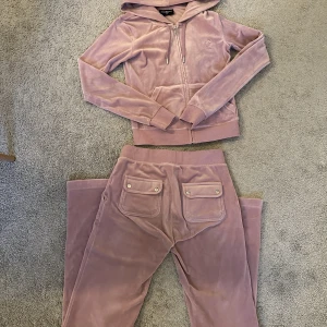 Juicy conture  - Säljer nu mitt ljus rosa juicy conture sätt dåjag inte använder det längre, har inte använt jätte mycket. Byxorna är i storlek xs och tröjan xxs. Tänker mig 1250 ink frakten. Jag kan posta/mötas upp. Köpt på juicys egna hemsida. 