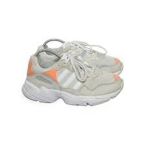 Adidasskor - Ljusgråa adidasskor med coola detaljer i orange. Lite använda men i lite smutsiga just nu. Storlek 38 2/3