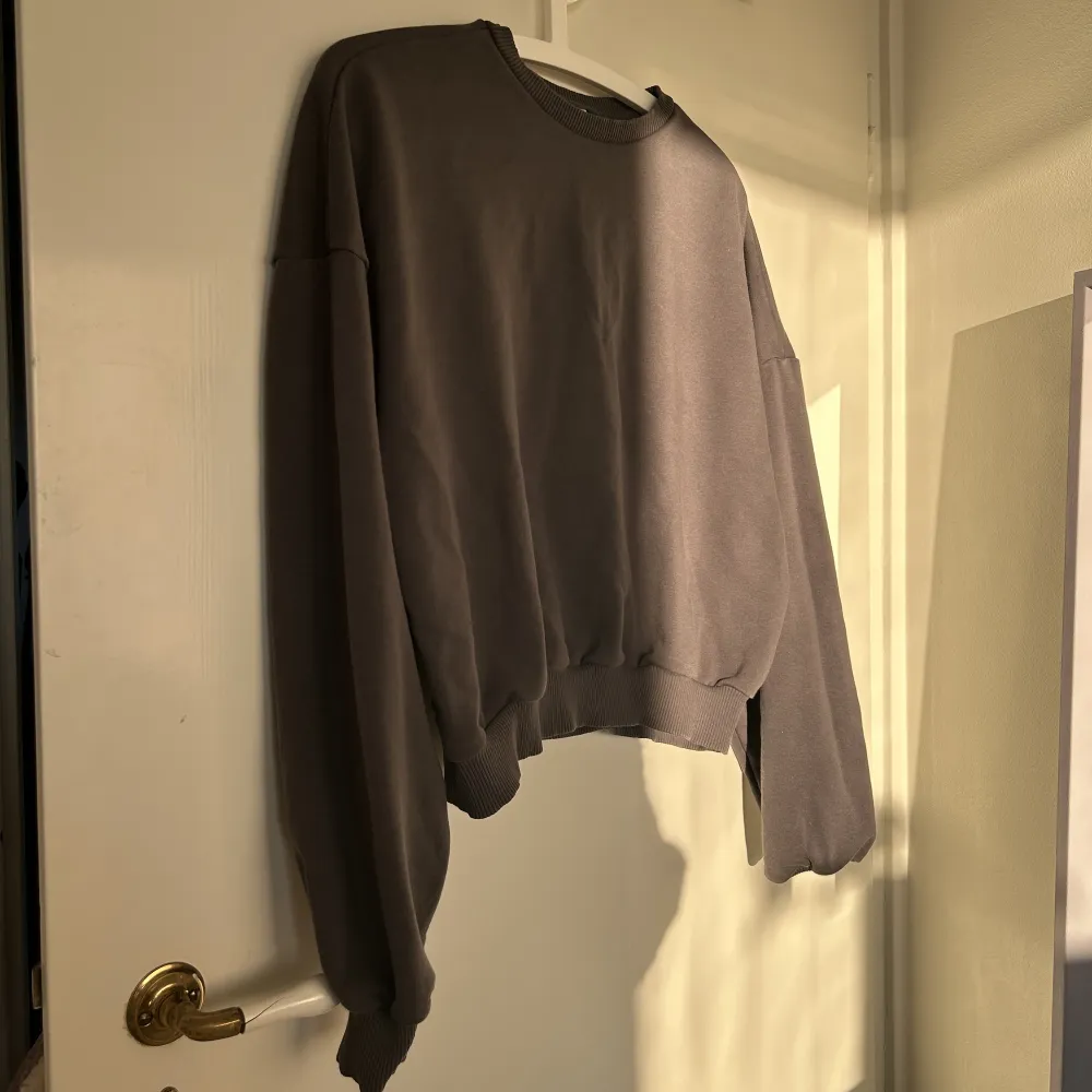 mörkgrå sweatshirt från ”NLY TREND”  använd endast ett par gånger . Hoodies.