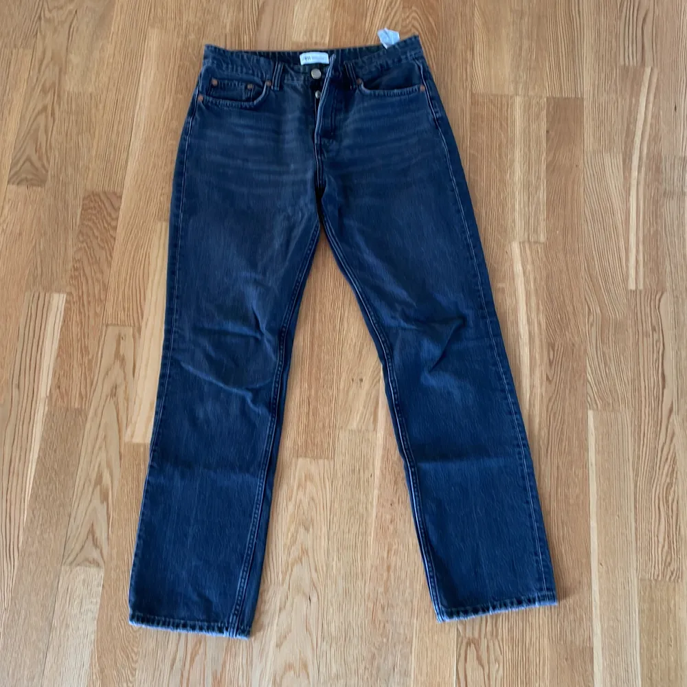 Mid Waist, straight jeans  Färg: urtvätt svart . Jeans & Byxor.