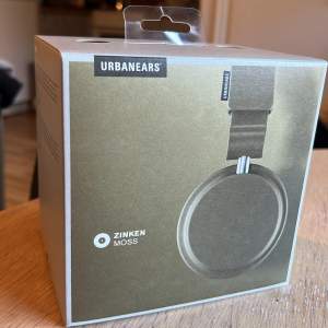 Helt nya och oanvända hörlurar från urban ears fortfarande i förpackningen 