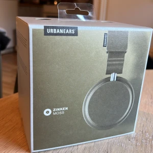 Hörlurar  - Helt nya och oanvända hörlurar från urban ears fortfarande i förpackningen 