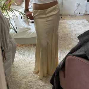 Satin långkjol  - En GUDOMLIG satin kjol som tyvärr har blivit för liten, du kan ha kjolen både low waist och high waist 💗kjolen har lite små defekter men inget som påverkar kvaliteten eller utseende något speciellt mycket 💗tveka inte på att skriva vid funderingar!!💗