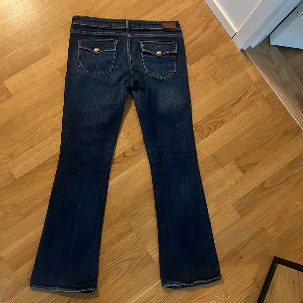 assnygga jeans som tyväär är försmå.  ( finns inga fler bilder med jeans på )  midjemått: 40 innerbenslängd: 78. Jeans & Byxor.