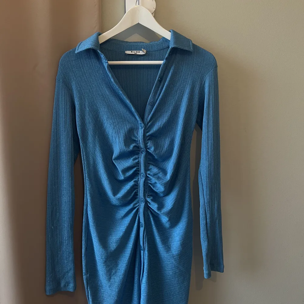 Den skönaste klänningen, så fin blå färg med skimmer. Fungerar för en sommar dag eller en uppklädd kväll. . Klänningar.