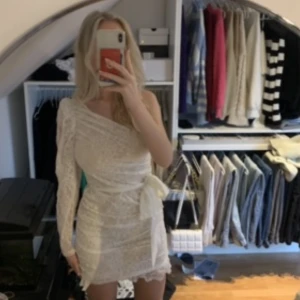 Studentklänning  - Klänning från Gina Tricot som endast använts i två timmar på min avslutning i 9an. Alltså i perfekt skick❣️köptes för 899kr. Kan absolut skicka fler bilder ifall det efterfrågas🥰