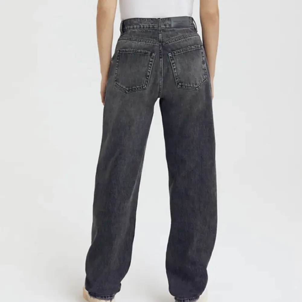 Säljer dessa supersnygga jeans från Gina. Strl 36. Notera att de är petite så de passar de med längden ca: 160 och kortare. Använda 2 ggr så är i nyskick. Skriv för fler bilder!💓. Jeans & Byxor.