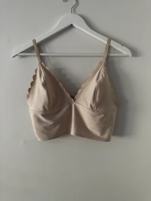 Söt beige linne  - Beige linne från bikbok i storlek L. Kan mötas upp och frakta. Frakten står man för själv🥰 