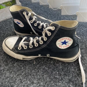 Svarta Converse  - Svarta höga Converse. Något slitna men ej trasiga på något sätt!❤️ (passar mindre om man sätter in en sula☺️)