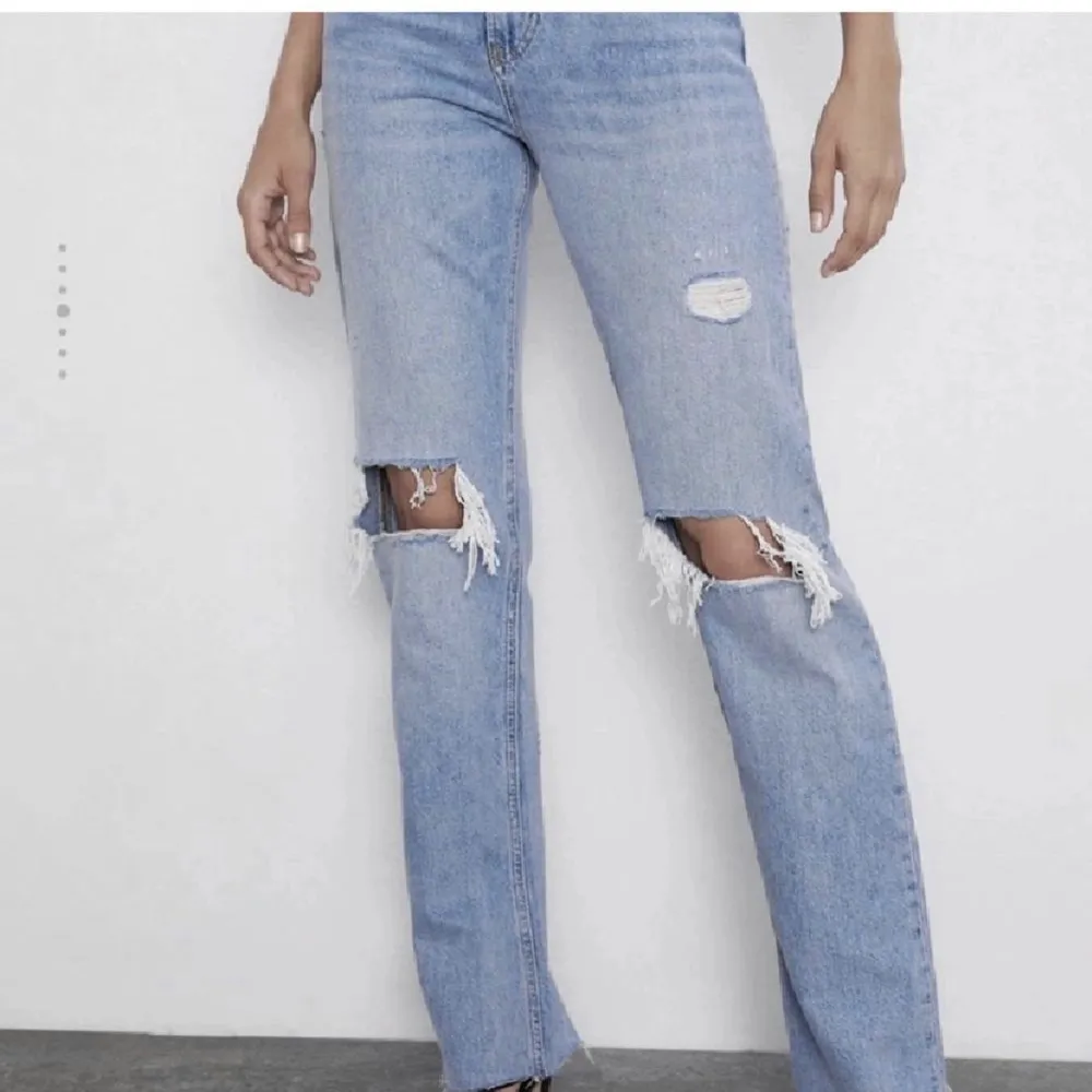 Slutsålda jeans från zara med hål!. Jeans & Byxor.