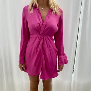 Klänning  - Super snygg klänning från Zara, aldrig använd med lapparna kvar! Nypris: 459 kr🤍