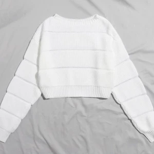 Vit stickad tröja - Vit stickad tröja som är lite croppad från shein, säljer då den inte kommer till användning, strl L men passar S/M nypris 179