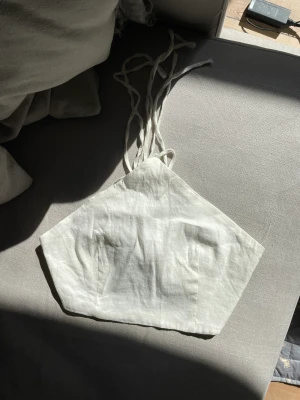 Croptop med band från Zara strl XS - Kommer i fint skick. Endast använt förra sommaren enstaka gång. 