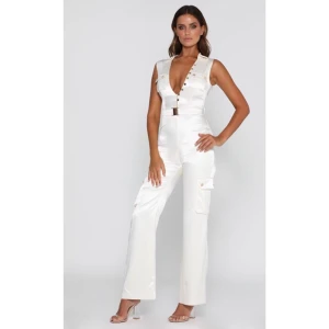 Jumpsuit från Meshki - Oanvänd jumpsuit, uppsydd till kortare samt insydd till en XS