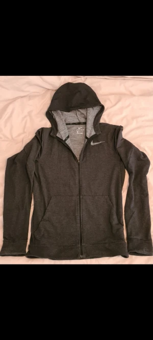 Sommar25. Nike hoodie grå stl Small - Nike hoodie i fint skick djur o rökfritt, djurfritt samt såklart fläckfritt. Storlek small.