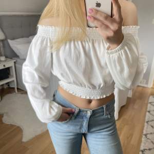 Säljer denna fina offshoulder topp från hm! Säljer då den inte kommer till användning! Perfekt till sommaren, passar till allt!🤍