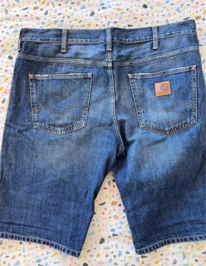 Carhartt Jeans Shorts  - Säljer mina vintage Carhartt shorts nu som är i storlek 33. Tar även emot byten mot mindre storlek eller andra plagg. Skriv gärna vid frågor! :)