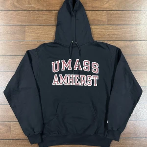 Champion Umass Hoodie  - Snygg vintage Champion Hoodie i storlek M! Bara att skriva om du undrar över något🙏