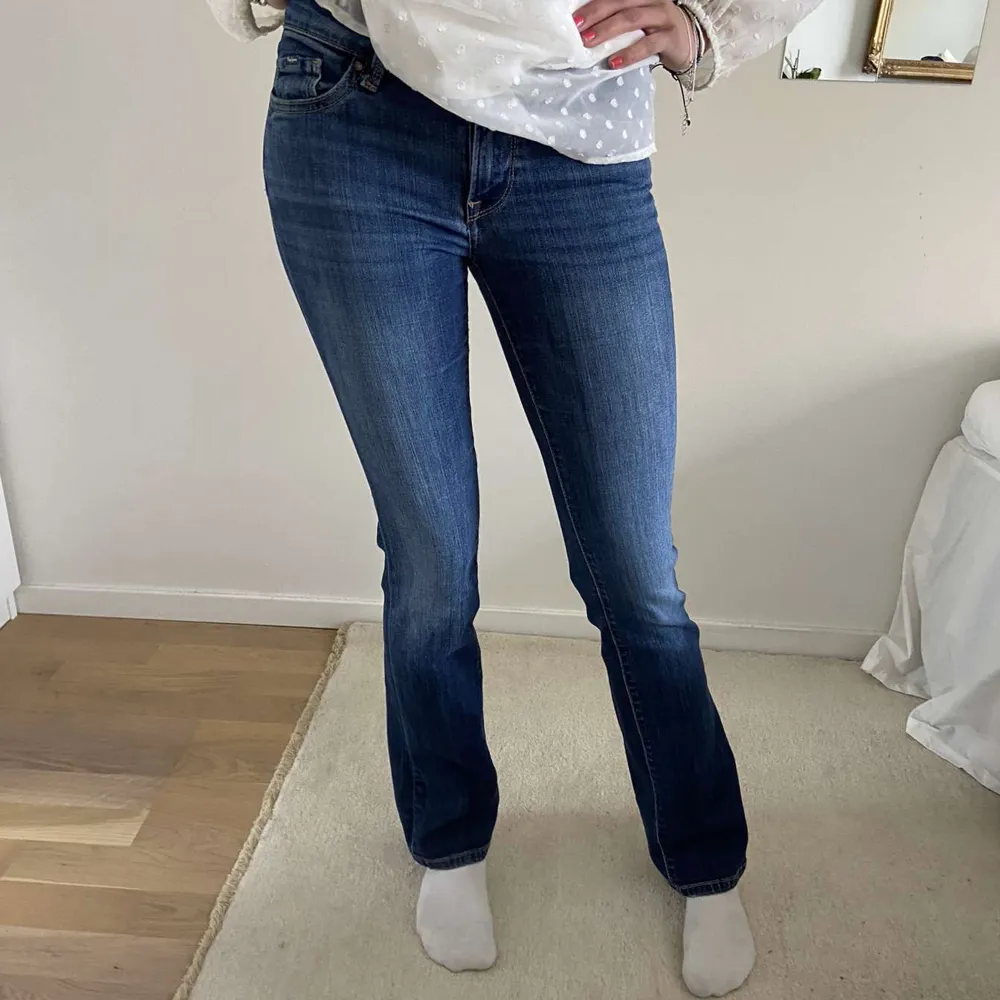 Säljer mina assnygga pepe jeans i modellen midwaist picadilly! De är i storlek 25/32 och min vänn på bilden är 167 cm för referens!! Nypris ca 900 💓🌸. Jeans & Byxor.