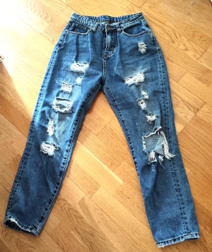 Jeans - Bortklippta lappar passar Stl S 36 annars i fint skick 