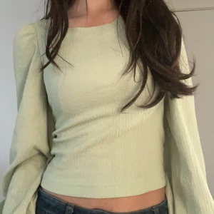 Grön blus med puffärmar - Denna fina blus är nu till salu. Puffärmarna gör blusen såå mycket sötare och den är i väldigt bra skick då den knappt kommit till användning!💞storleken är xxs passar även folk som bär storlek xs/s💗skriv vid frågor och köparen står för frakt💕