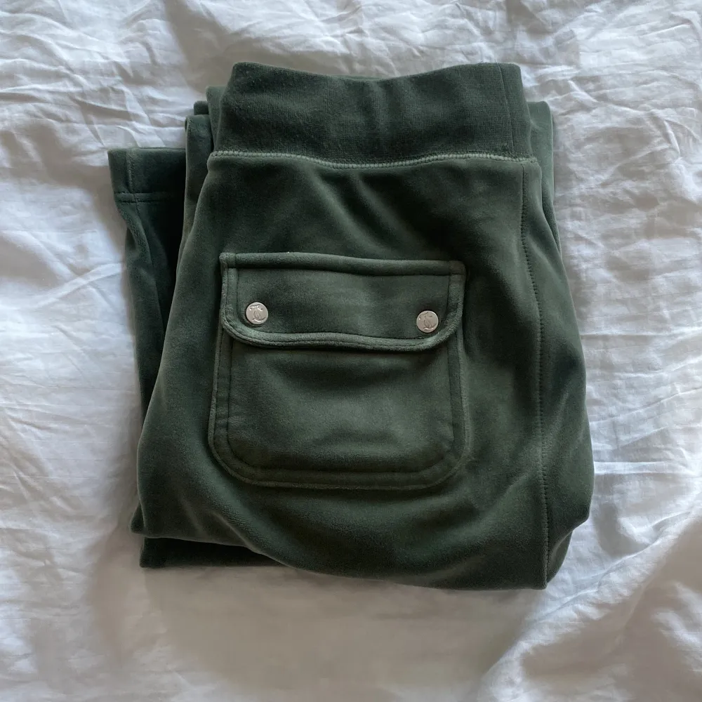 Säljer dessa gröna juicy Couture byxorna i storlek xxs. Nästan oanvända och har inga skador eller fläckar någonstans! Säljer då jag inte använder längre. Skriv vid intresse❤️. Jeans & Byxor.