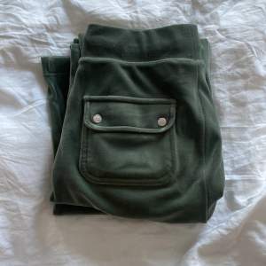 Säljer dessa gröna juicy Couture byxorna i storlek xxs. Nästan oanvända och har inga skador eller fläckar någonstans! Säljer då jag inte använder längre. Skriv vid intresse❤️