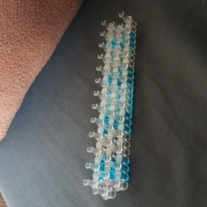 Smidigt sätt att göra fina armband med loombands - Kontakta vid pris vad ni kan köpa den för!