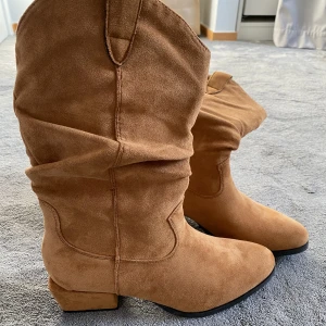 Perfekta bruna mocka boots - Verkligen de helt perfekta bootsen!! Brun färg och i mocka. Helt oanvända och nya!! Köptes av en tjej på plick och dom kom oöppnade i skokartongen. Måste tyvärr sälja då dom var lite för små på mig. Vanlig 39 i storlek!