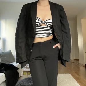 Overzied linne kavaj - Super fin linne kavaj perfekt över klänning m.m. Behövs bara strykas 😂