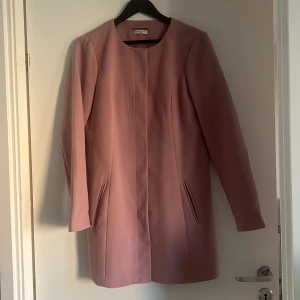 Kappa - Fin och skön kappa i gammelrosa färg. Knappt använd