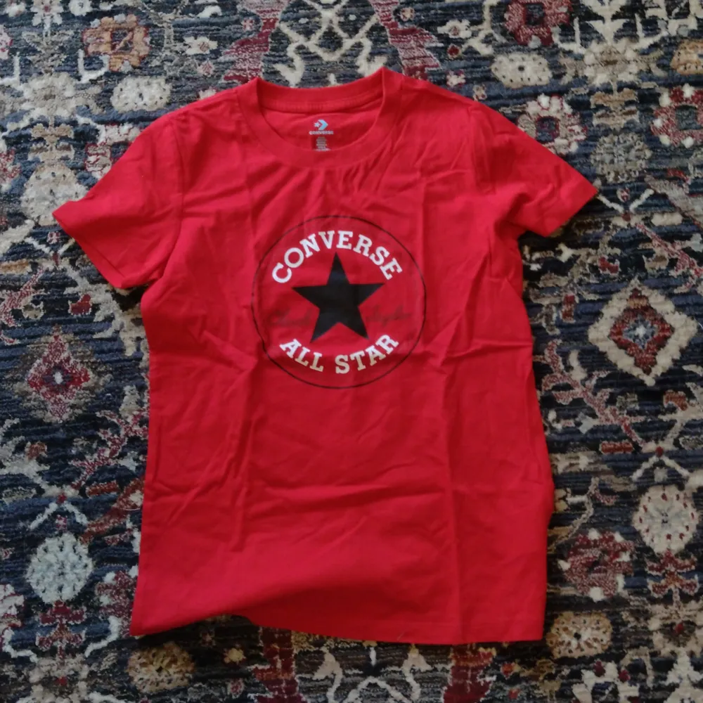 Härligt röd tshirt från Converse. Aldrig använd eller tvättad. . T-shirts.