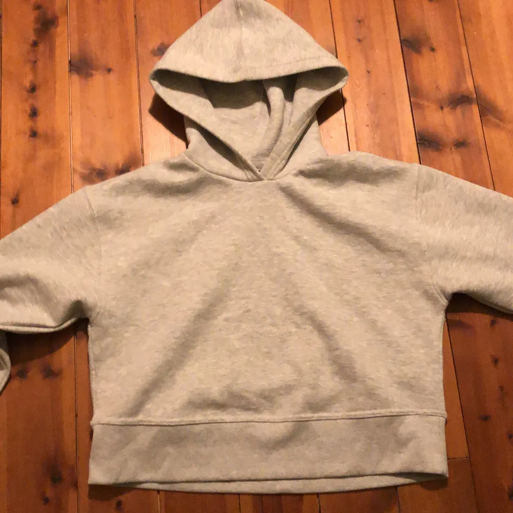 Jätte fin hoodie från zara som är andvänd 1-2 gånger💗ny pris 260kr och säljer för 172kr💗. Hoodies.