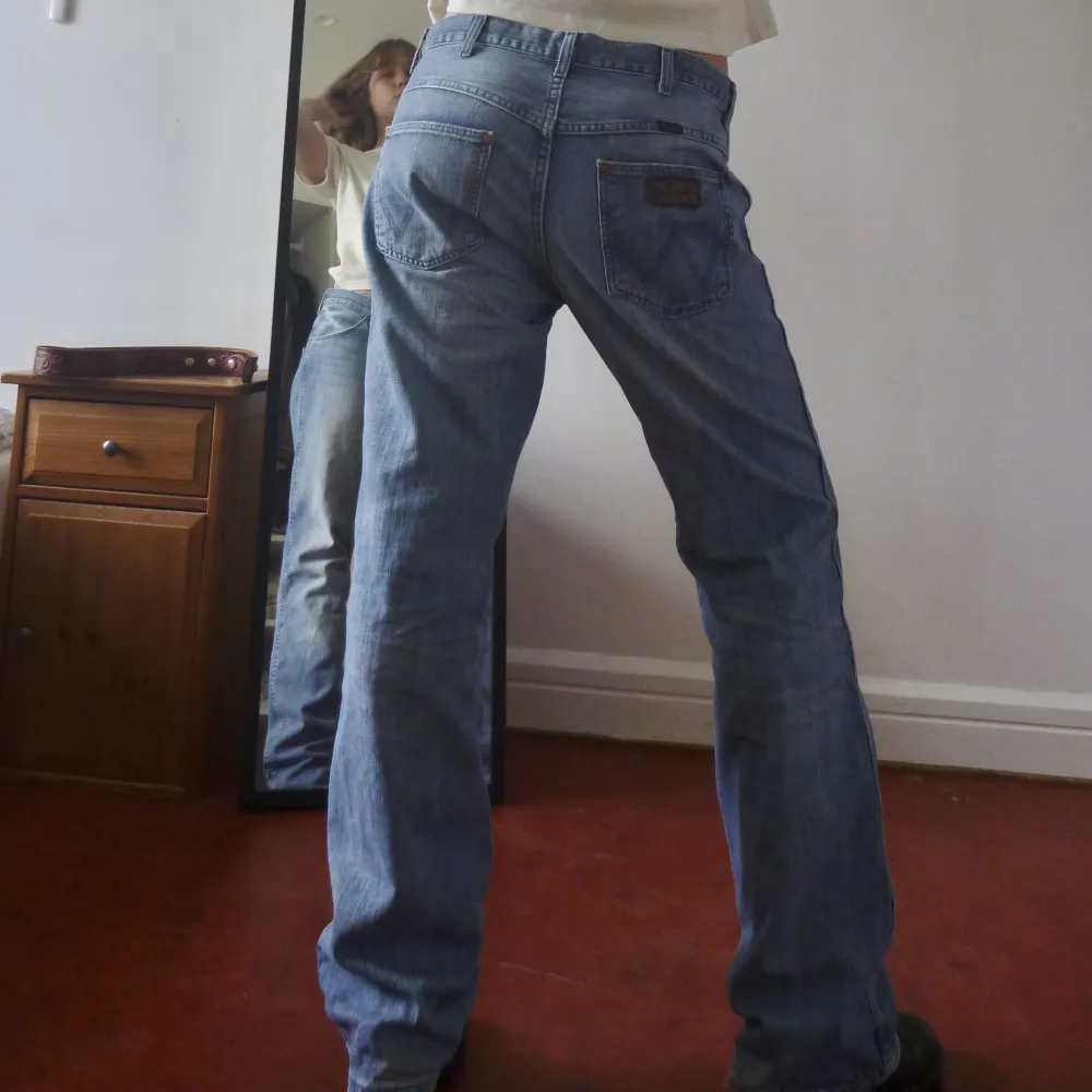 Ljusblå lågmidjade Wrangler jeans. Vintage jeans, rätt så tunna så bra till sommaren. Rak modell och väldigt långa i benen. Storlek W36 L34. Jag är 175cm. . Jeans & Byxor.